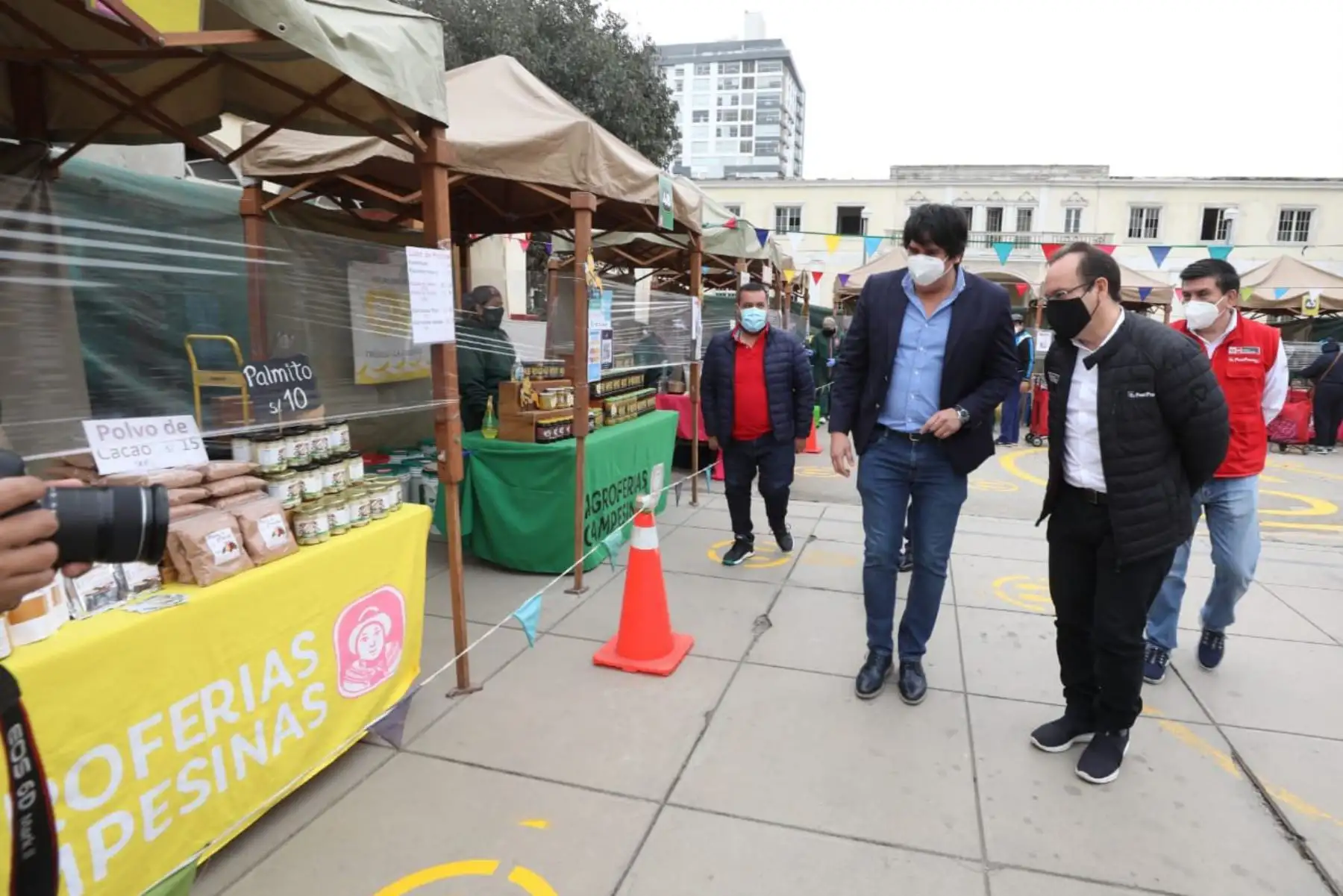El ministro de la Producción, José Salardi, acompañado del alcalde de Magdalena, Carlo Magno, el gobernador regional de Huancavelica, Maciste Diaz y el congresista Franco Salinas, recorren el mercado temporal instalado en el Puericultorio Pérez Araníbar. Foto: ANDINA/Produce