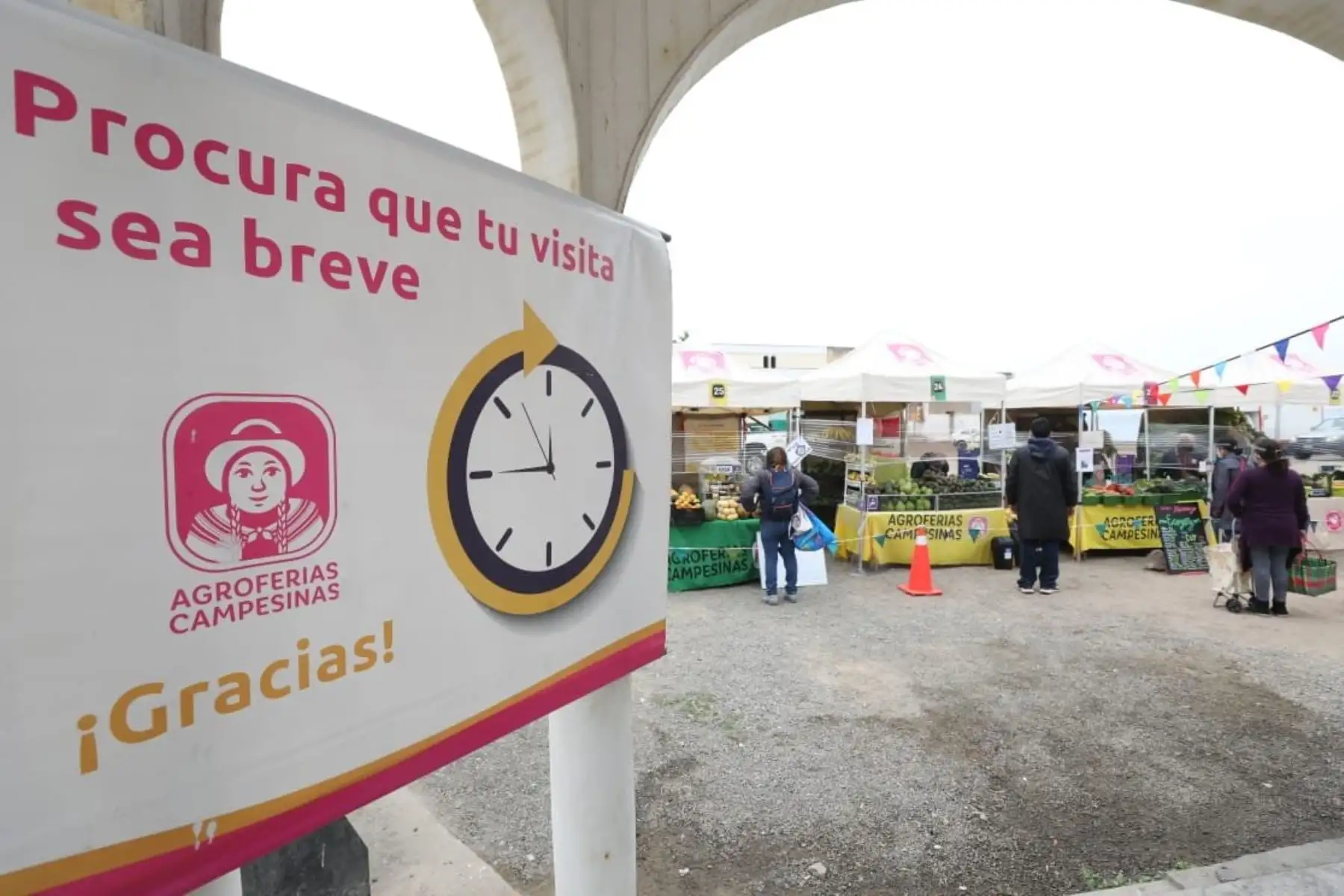 El ministro de la Producción, José Salardi, acompañado del alcalde de Magdalena, Carlo Magno, el gobernador regional de Huancavelica, Maciste Diaz y el congresista Franco Salinas, recorren el mercado temporal instalado en el Puericultorio Pérez Araníbar. Foto: ANDINA/Produce