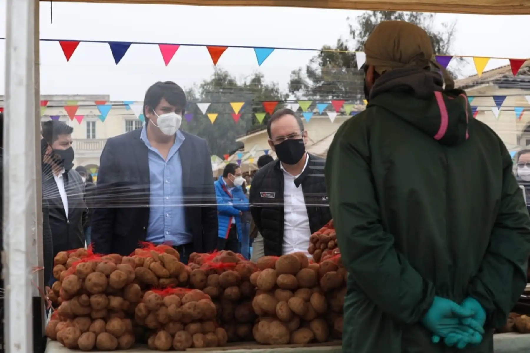 El ministro de la Producción, José Salardi, acompañado del alcalde de Magdalena, Carlo Magno, el gobernador regional de Huancavelica, Maciste Diaz y el congresista Franco Salinas, recorren el mercado temporal instalado en el Puericultorio Pérez Araníbar. Foto: ANDINA/Produce