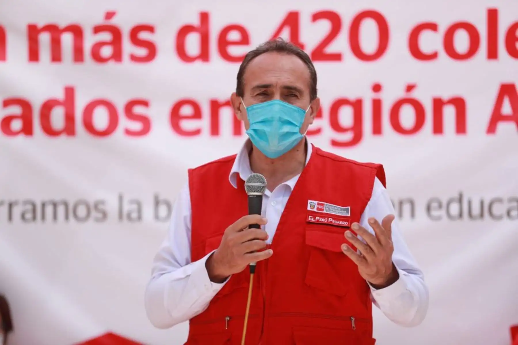 El ministro de Transportes y Comunicaciones, Carlos Estremadoyro, llegó esta mañana a Ayacucho para hacer entrega del primer lote de tabletas para escolares y profesores de instituciones educativas de la región. Foto: ANDINA/MTC