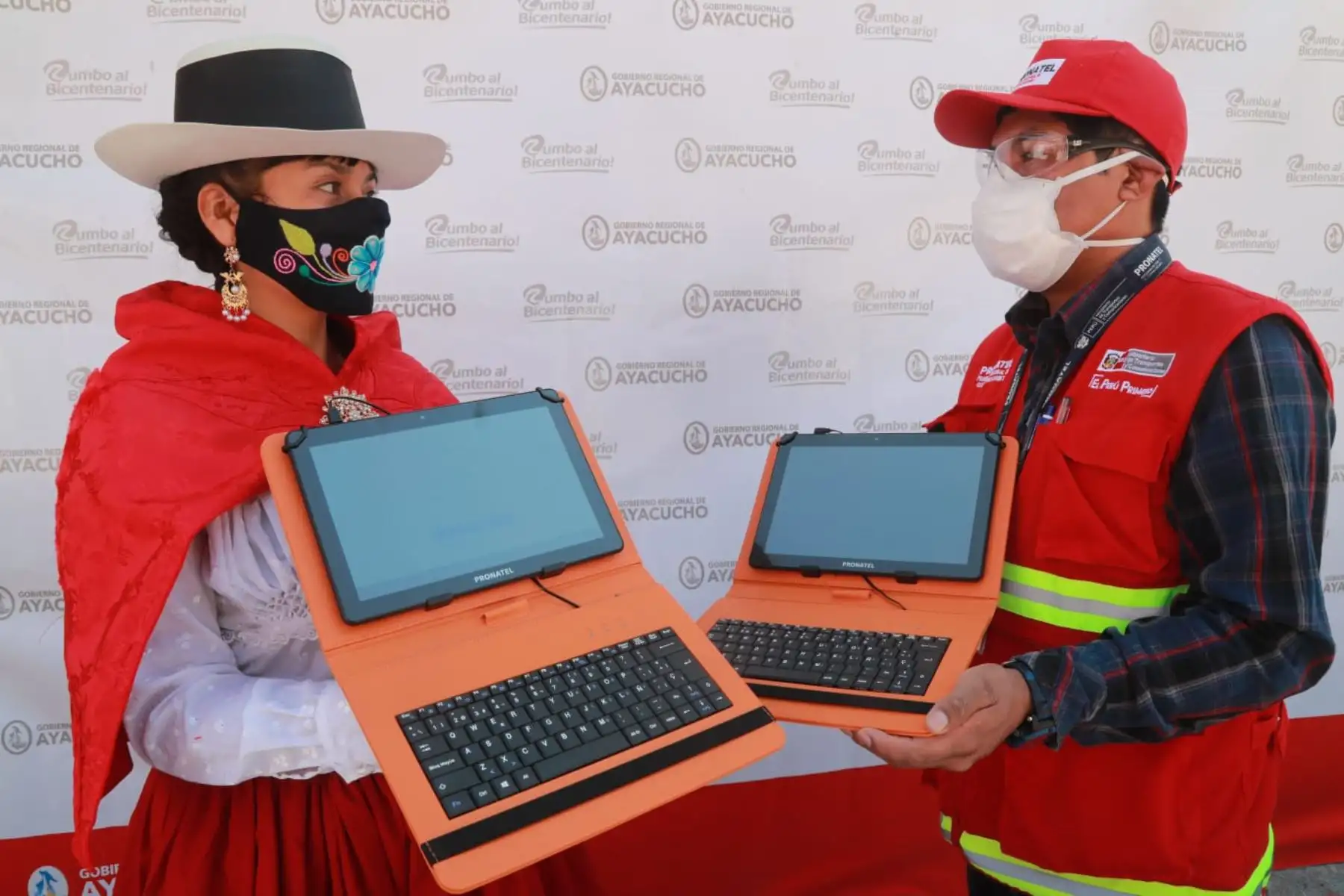 El ministro de Transportes y Comunicaciones, Carlos Estremadoyro, llegó esta mañana a Ayacucho para hacer entrega del primer lote de tabletas para escolares y profesores de instituciones educativas de la región. Foto: ANDINA/MTC