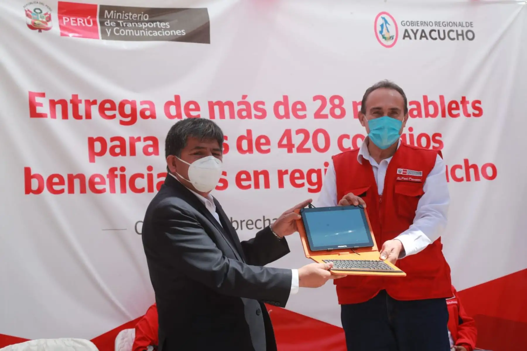 El ministro de Transportes y Comunicaciones, Carlos Estremadoyro, junto al gobernador regional de Ayacucho, Carlos Rúa Carbajal. Foto: ANDINA/MTC