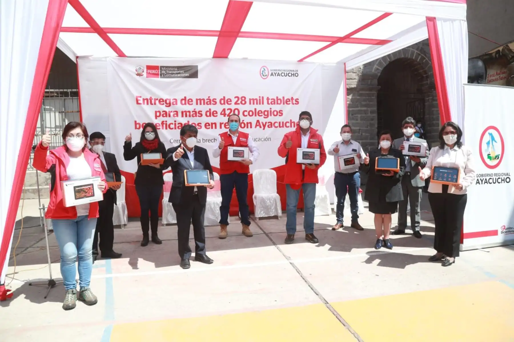 El ministro de Transportes y Comunicaciones, Carlos Estremadoyro, llegó esta mañana a Ayacucho para hacer entrega del primer lote de tabletas para escolares y profesores de instituciones educativas de la región. Foto: ANDINA/MTC