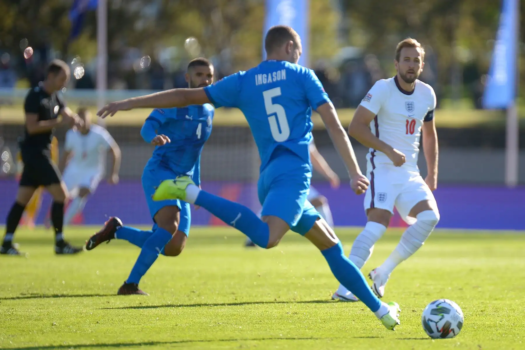 El defensor de Islandia, Sverrir Ingason, dispara el balón hacia el arco de Inglaterra durante el partido de fútbol de la UEFA, en Reykjavik. Foto: AFP