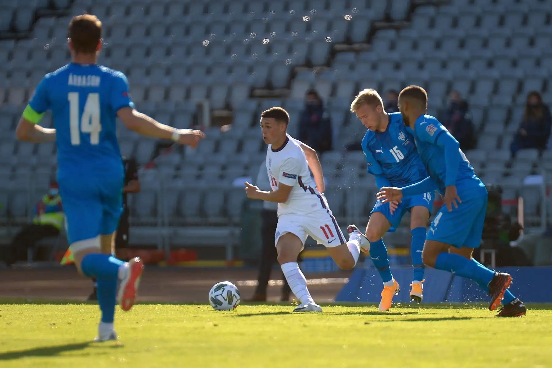 El mediocampista de Inglaterra Phil Foden y el mediocampista de Islandia, Jon Dagur Thorsteinsson, compiten por el balón durante el partido de fútbol de la Liga de Naciones de la UEFA. Foto: AFP