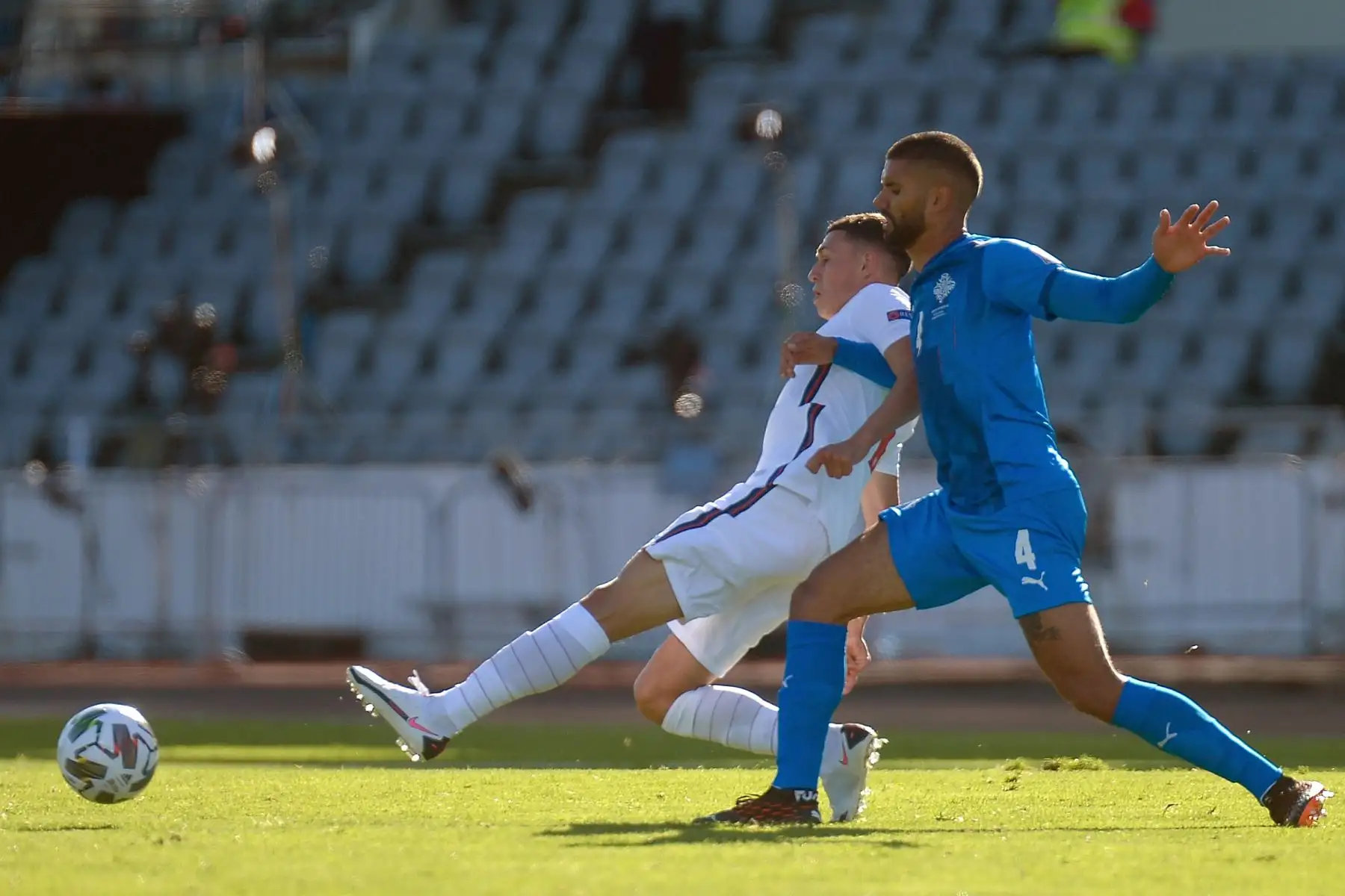El mediocampista de Inglaterra Phil Foden y el mediocampista de Islandia, Victor Palsson, compiten por el balón durante el partido de fútbol de la Liga de Naciones de la UEFA. Foto: AFP