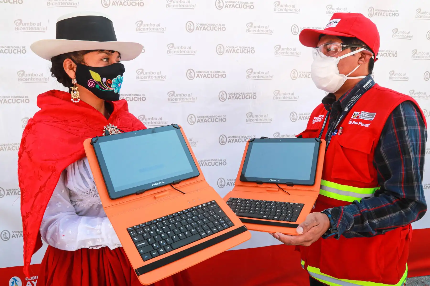 Un total de 429 instituciones educativas se beneficiarán con las 28,440 tabletas entregadas hoy por el Ministerio de Transportes y Comunicaciones (MTC) a la Dirección Regional de Educación Ayacucho (DREA), con el objetivo de reducir la brecha de acceso a la educación y poner a disposición de los alumnos herramientas que les permita generar habilidades digitales. ANDINA/Difusión