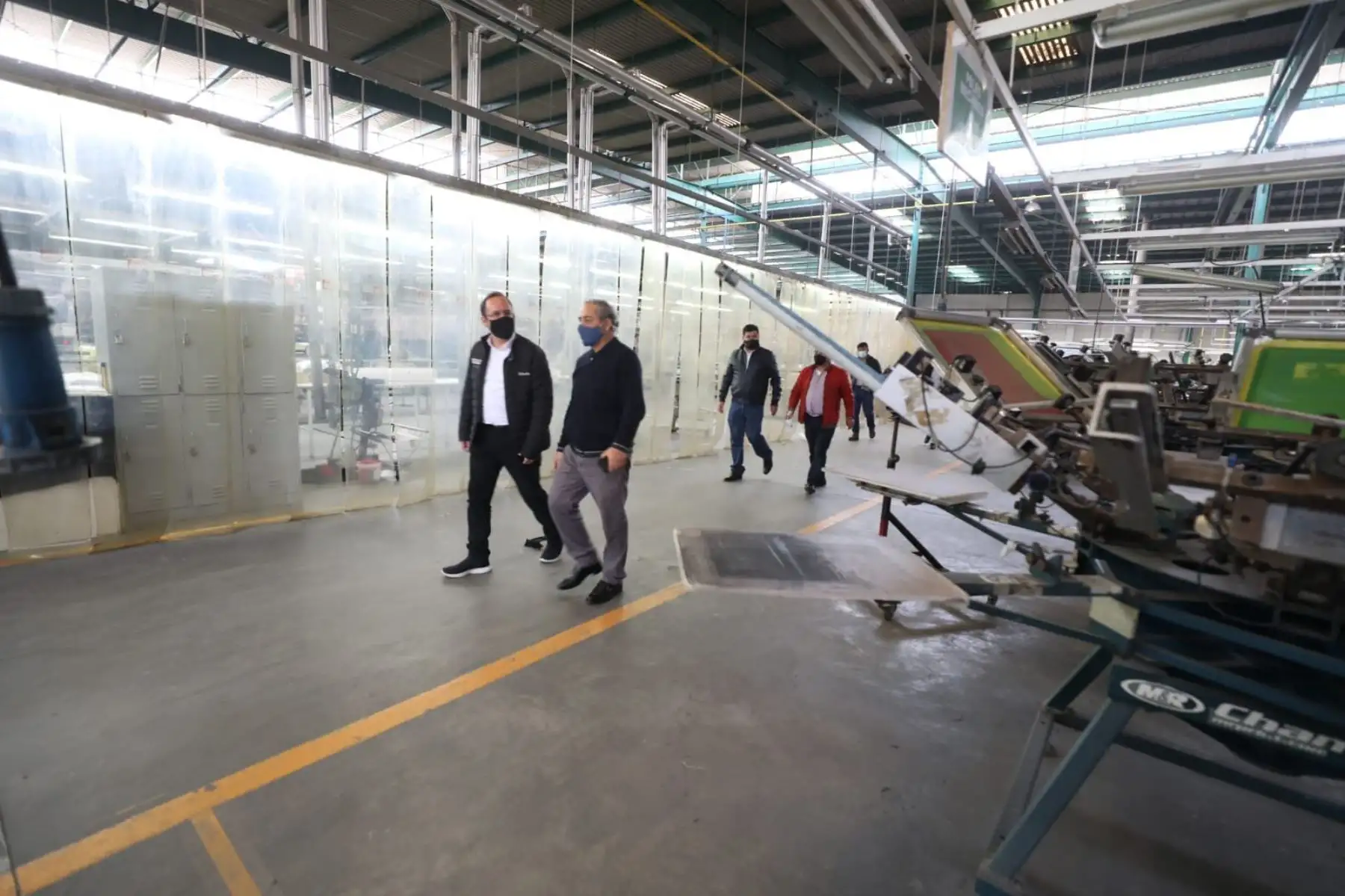 Ministro de la Producción, José Salardi, visitó planta de producción textil junto al gobernador regional de Huancavelica, 
Maciste Díaz, a fin de conocer la estrategia que vienen aplicando durante la pandemia. Foto: ANDINA/Produce