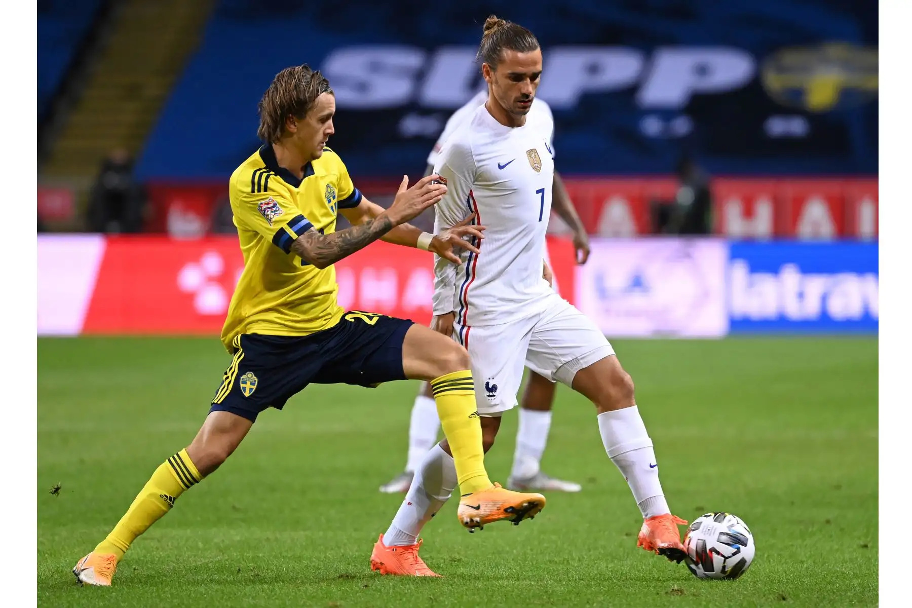 El mediocampista sueco Kristoffer Olsson y el delantero francés Antoine Griezmann compiten por el balón durante el partido de fútbol de la Liga de Naciones de la UEFA. Foto: AFP