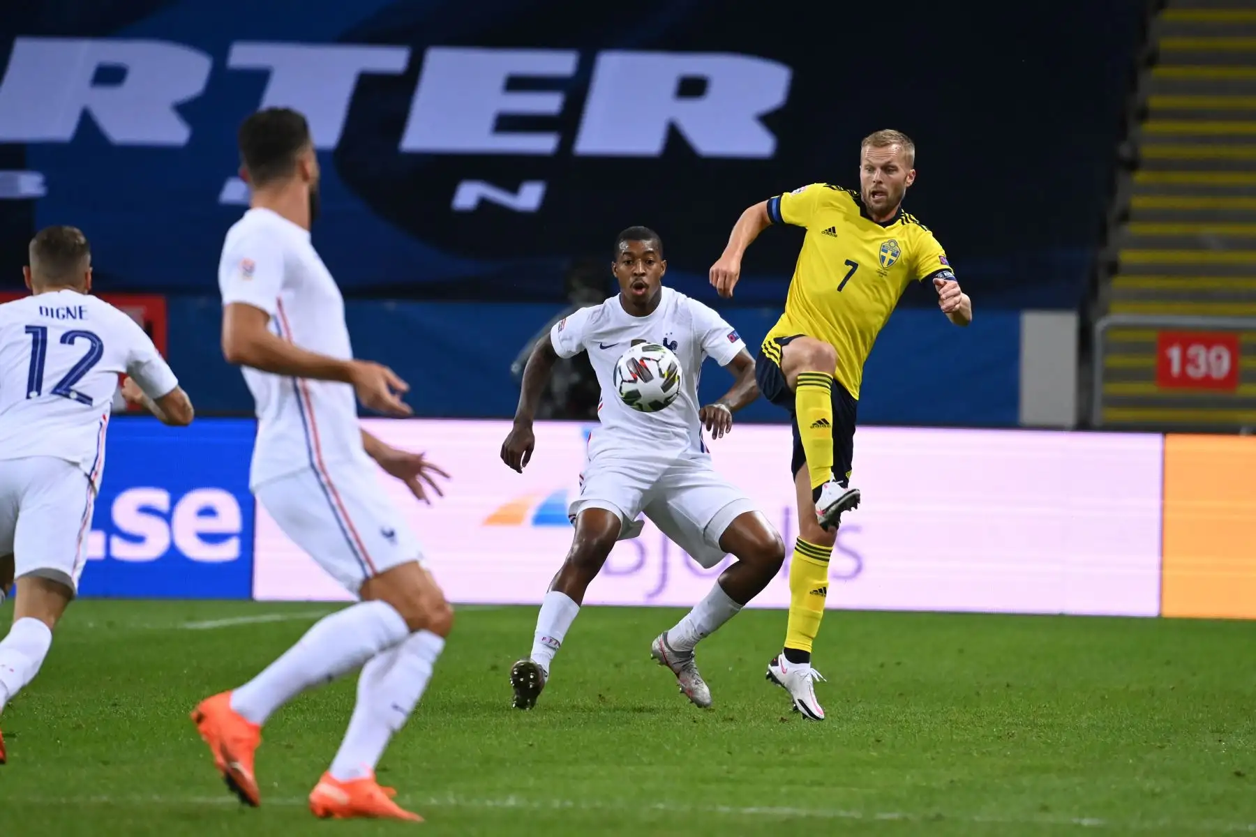 El mediocampista sueco Sebastian Larsson y el defensor francés Presnel Kimpembe compiten por el balón durante el partido de fútbol de la Liga de Naciones de la UEFA. Foto: AFP