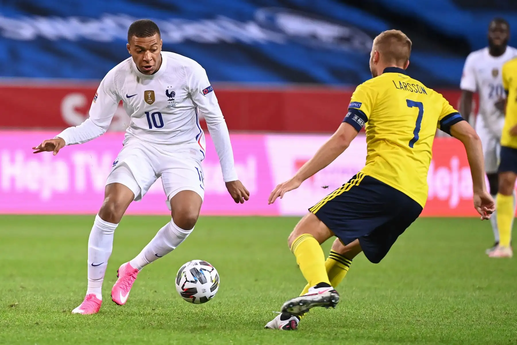 El delantero francés Kylian Mbappe y el mediocampista sueco Sebastian Larsson compiten por el balón durante el partido de fútbol de la UEFA Nations League. Foto: AFP