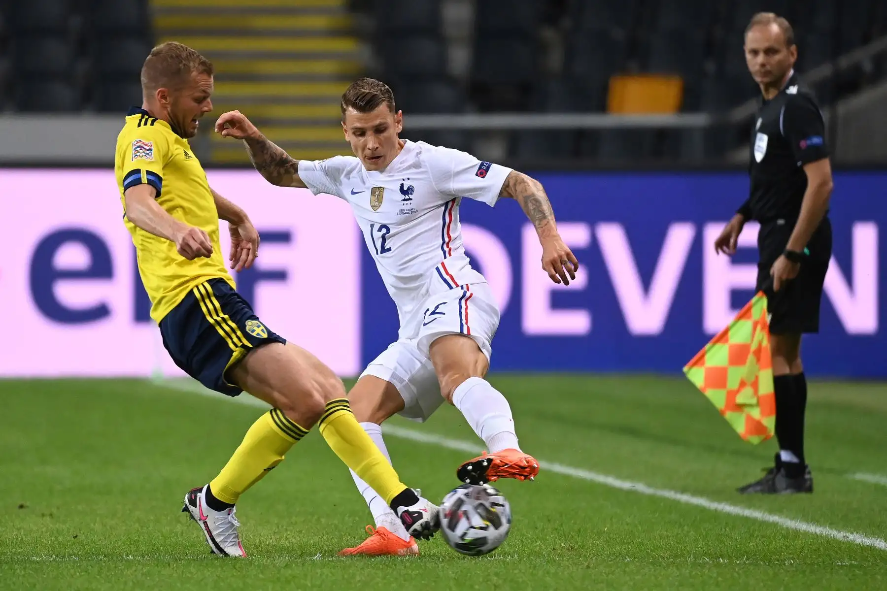 El defensor francés Lucas Digne y el mediocampista sueco Sebastian Larsson compiten por el balón durante el partido de fútbol de la UEFA. Foto: AFP