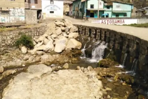 El alcalde Hugo Herrera Soto, del centro poblado de Huarautambo, en el distrito de Yanahuanca, provincia de Daniel Alcides Carrión, región Pasco, denunció que personas inescrupulosas provocaron daños en el puente Inca de Huarautambo, declarado Patrimonio Cultural el 25 de marzo de 2003. Foto: William Mauricio Charri
