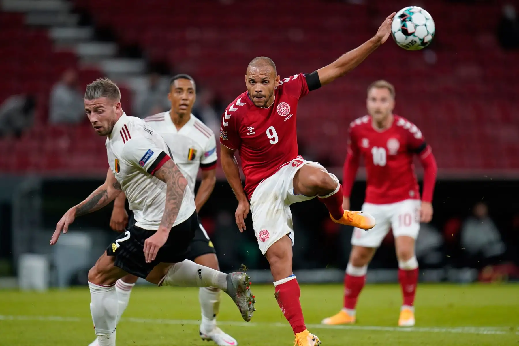 El defensor de Bélgica Toby Alderweireld y el delantero de Dinamarca Martin Braithwaite compiten por el balón durante el partido de fútbol de la Liga de Naciones de la UEFA. Foto: AFP