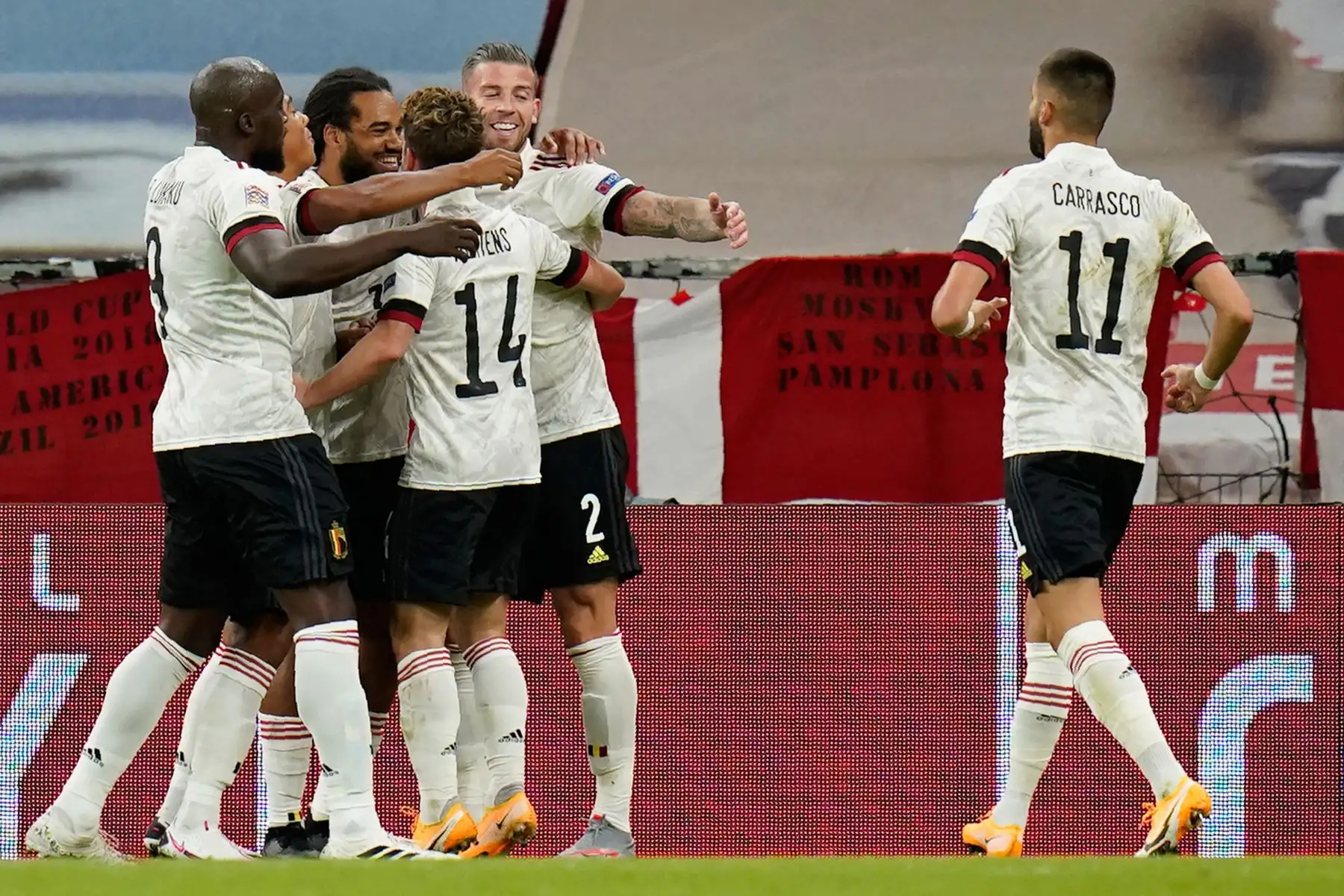 El defensor de Bélgica Jason Denayer celebra el gol de apertura con sus compañeros de equipo durante el partido de fútbol de la Liga de Naciones de la UEFA. Foto: AFP
