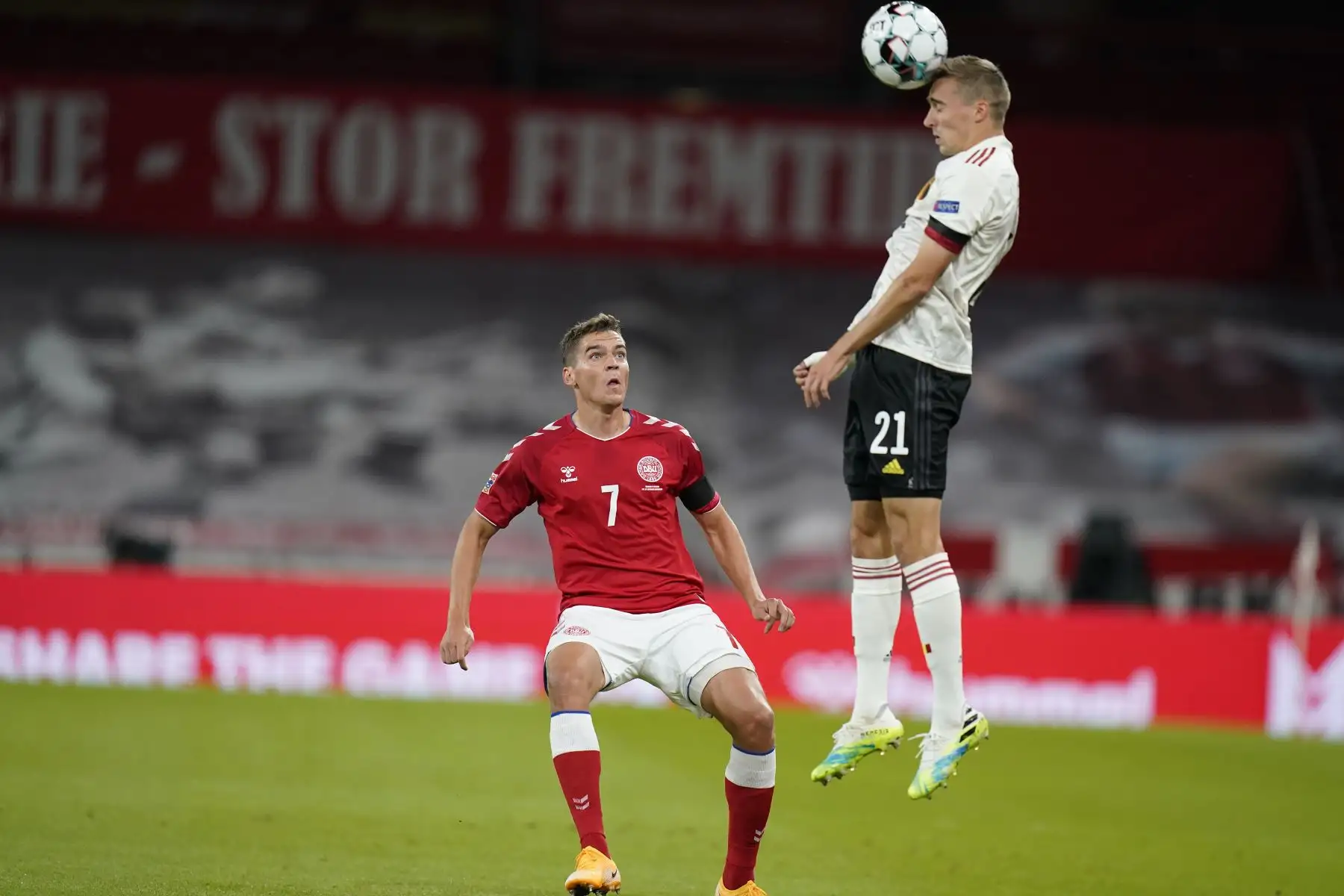 El mediocampista de Dinamarca, Robert Skov, y el defensor de Bélgica, Timothy Castagne, compiten por el balón durante el partido de fútbol de la Liga de Naciones de la UEFA. Foto: AFP