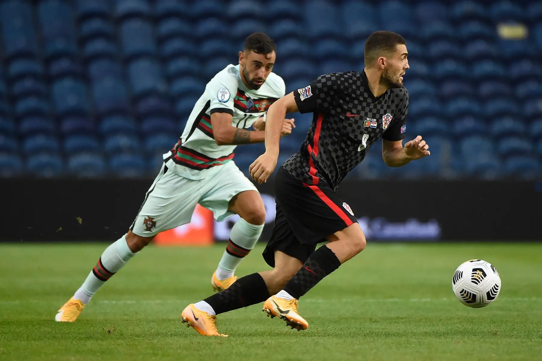El mediocampista portugués Bruno Fernandes desafía al mediocampista croata Mateo Kovacic durante el partido de fútbol del grupo 3 de la liga de Naciones de la UEFA. Foto: AFP