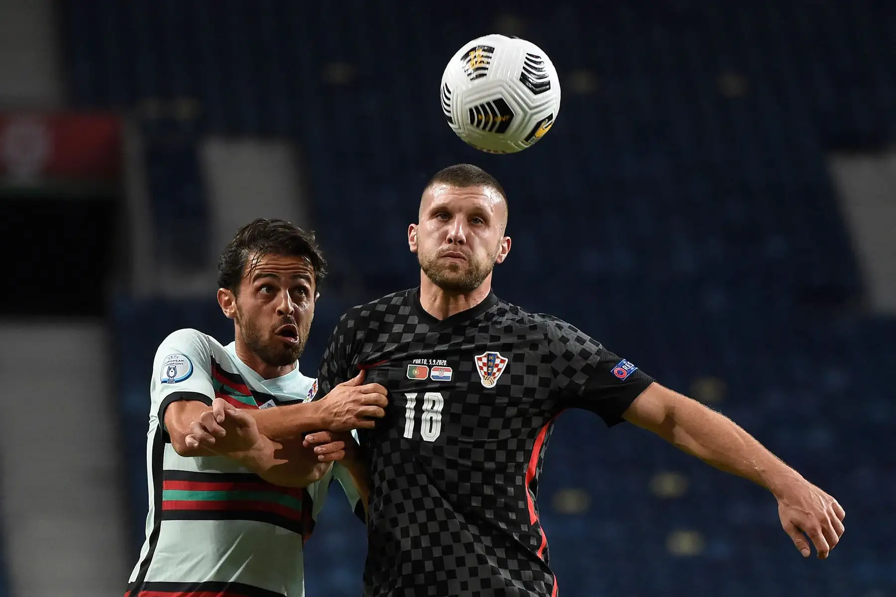 El delantero croata Ante Rebic desafía al delantero portugués Bernardo Silva durante el partido de fútbol del grupo 3 de la liga de Naciones de la UEFA. Foto: AFP