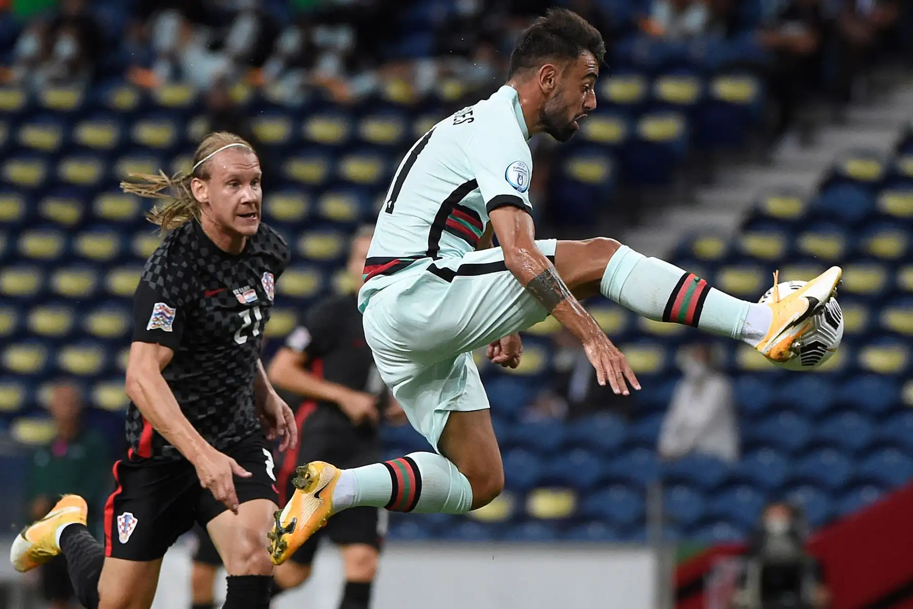 El defensor de Croacia Domagoj Vida desafía al mediocampista de Portugal Bruno Fernandes durante el partido de fútbol del grupo 3 de la Liga de Naciones de la UEFA. Foto: AFP