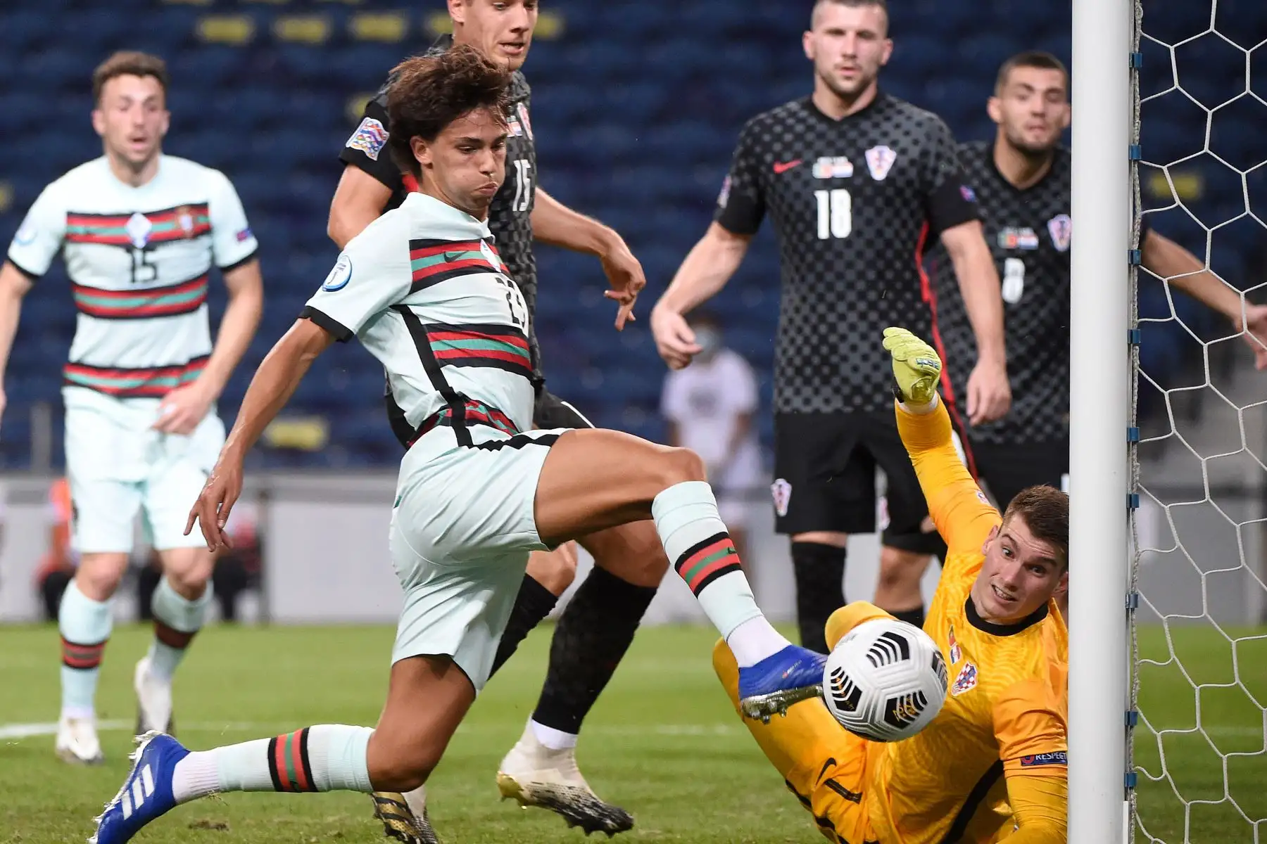 El delantero portugués Joao Félix intenta superar al arquero croata Dominik Livakovic durante el partido de fútbol del grupo 3 de la liga de Naciones de la UEFA. Foto: AFP