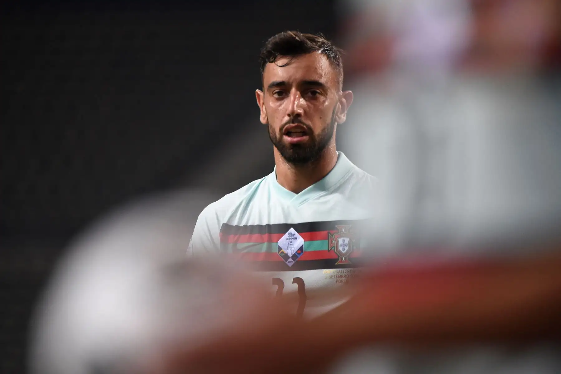 El centrocampista portugués Bruno Fernandes reacciona durante el partido de fútbol del grupo 3 de la Liga de Naciones de la UEFA. Foto: AFP