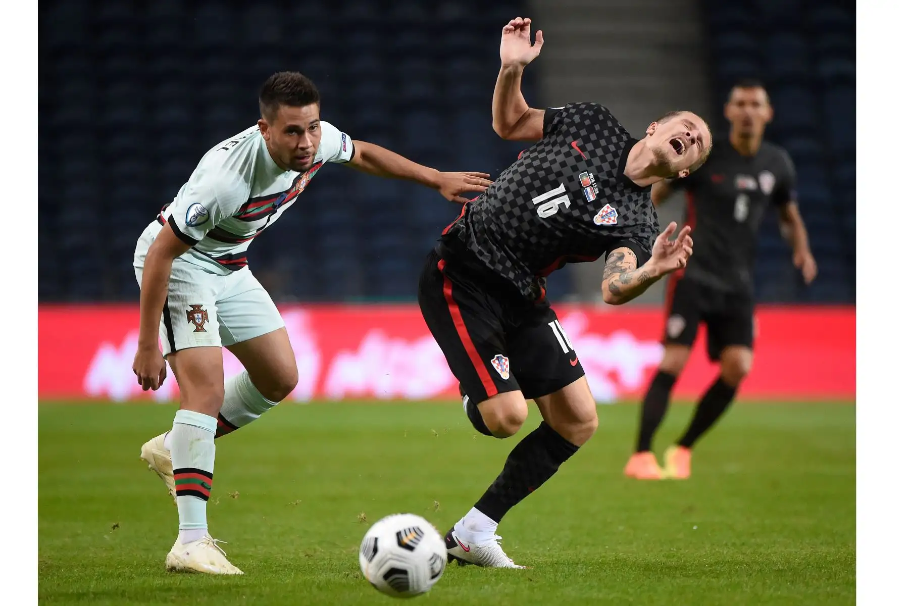 El defensor de Croacia Tin Jedvaj desafía al defensor de Portugal Raphael Guerreiro durante el partido de fútbol del grupo 3 de la Liga de Naciones de la UEFA. Foto: AFP