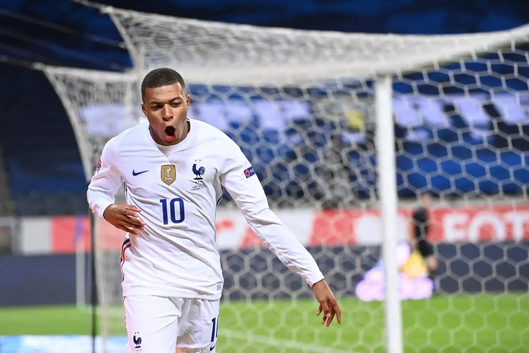 El delantero francés Kylian Mbappe celebra el gol de apertura durante el partido de fútbol de la UEFA Nations League entre Suecia y Francia. Foto: AFP