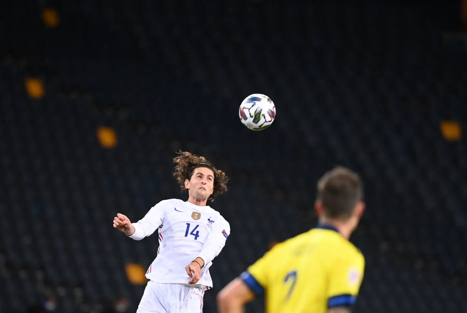El mediocampista francés Adrien Rabiot cabecea el balón durante el partido de fútbol de la Liga de Naciones de la UEFA. Foto: AFP