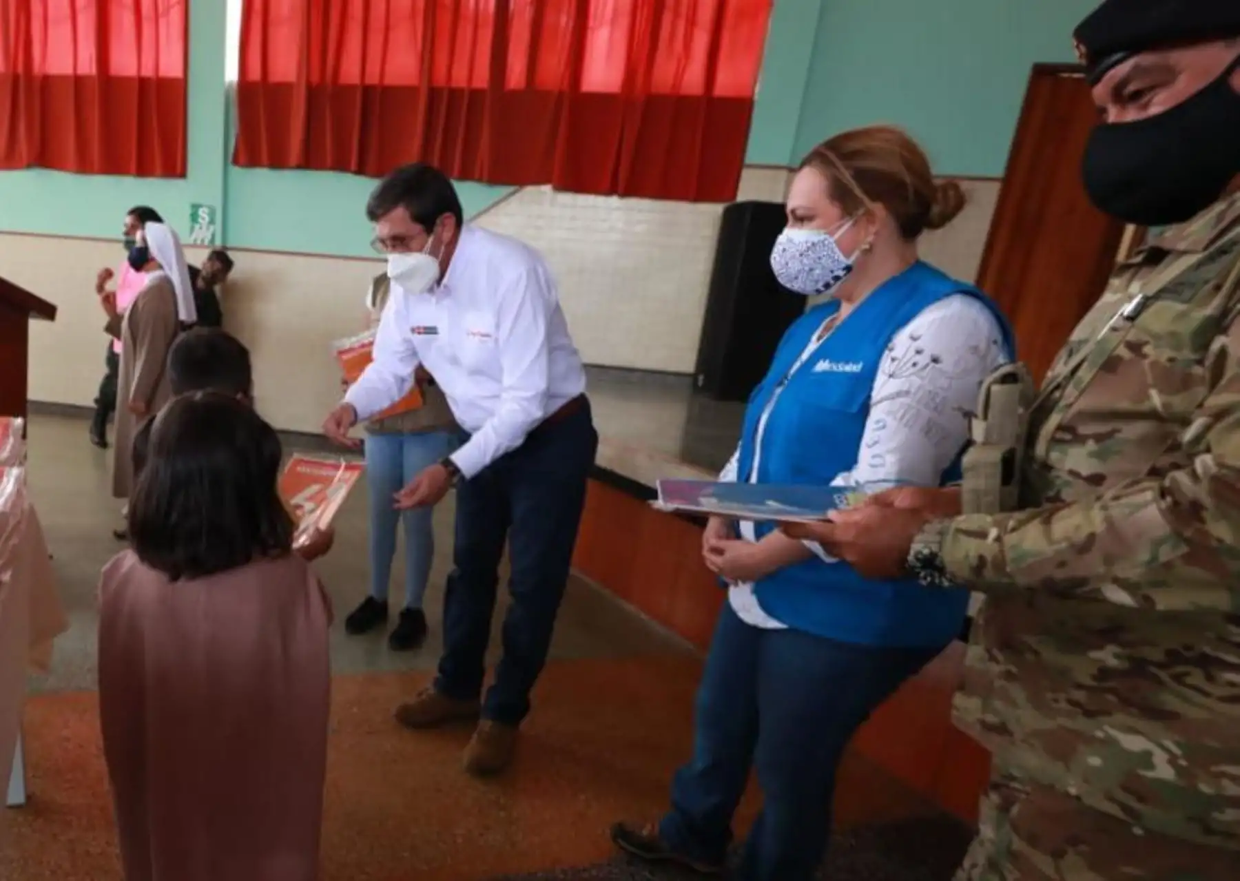 La Aldea del Niño "Beato Junípero Serra" acoge a cientos de niños de Mazamari y alrededores. Aquí estudian y confeccionan textiles, en pro del desarrollo de la comunidad. Ministro de Defensa, junto al jefe del Comando Conjunto de las Fuerzas Armadas y la pdta. de Essalud recorren el lugar. Foto: Mindef