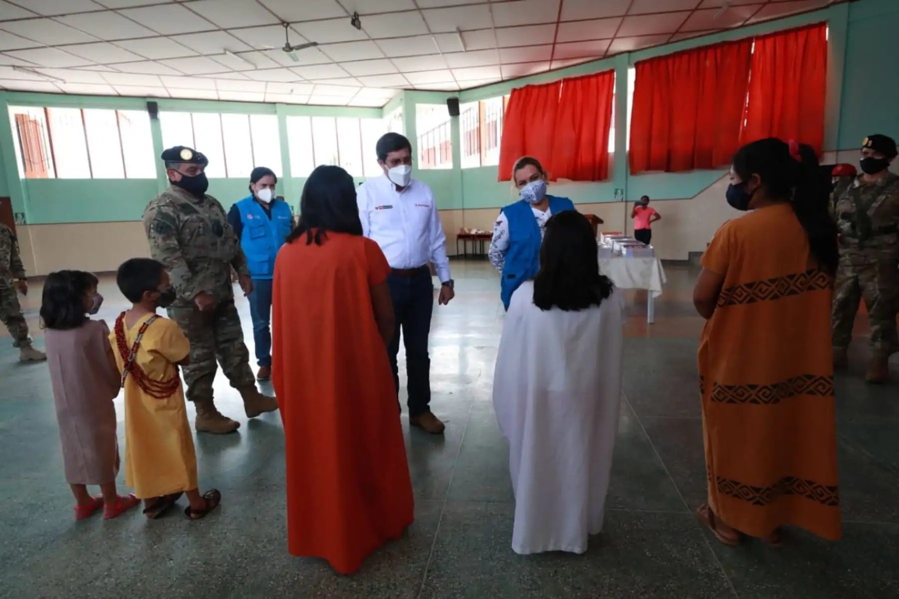 La Aldea del Niño "Beato Junípero Serra" acoge a cientos de niños de Mazamari y alrededores. Aquí estudian y confeccionan textiles, en pro del desarrollo de la comunidad. Ministro de Defensa, junto al jefe del Comando Conjunto de las Fuerzas Armadas y la pdta. de Essalud recorren el lugar. Foto: Mindef