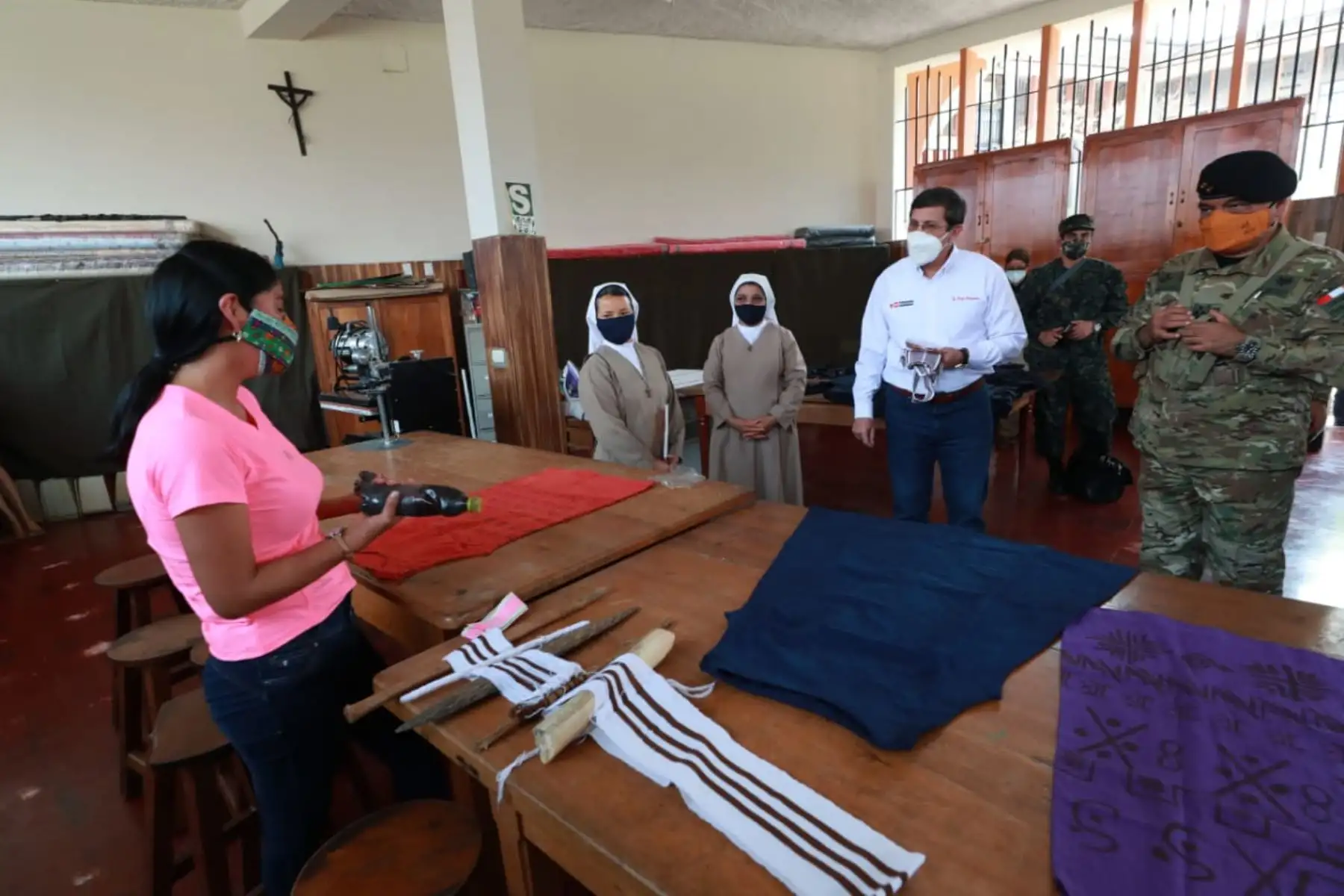 La Aldea del Niño "Beato Junípero Serra" acoge a cientos de niños de Mazamari y alrededores. Aquí estudian y confeccionan textiles, en pro del desarrollo de la comunidad. Ministro de Defensa, junto al jefe del Comando Conjunto de las Fuerzas Armadas y la pdta. de Essalud recorren el lugar. Foto: Mindef