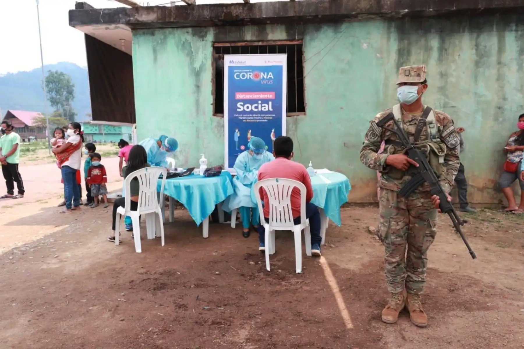 La Aldea del Niño "Beato Junípero Serra" acoge a cientos de niños de Mazamari y alrededores. Aquí estudian y confeccionan textiles, en pro del desarrollo de la comunidad. Ministro de Defensa, junto al jefe del Comando Conjunto de las Fuerzas Armadas y la pdta. de Essalud recorren el lugar. Foto: Mindef