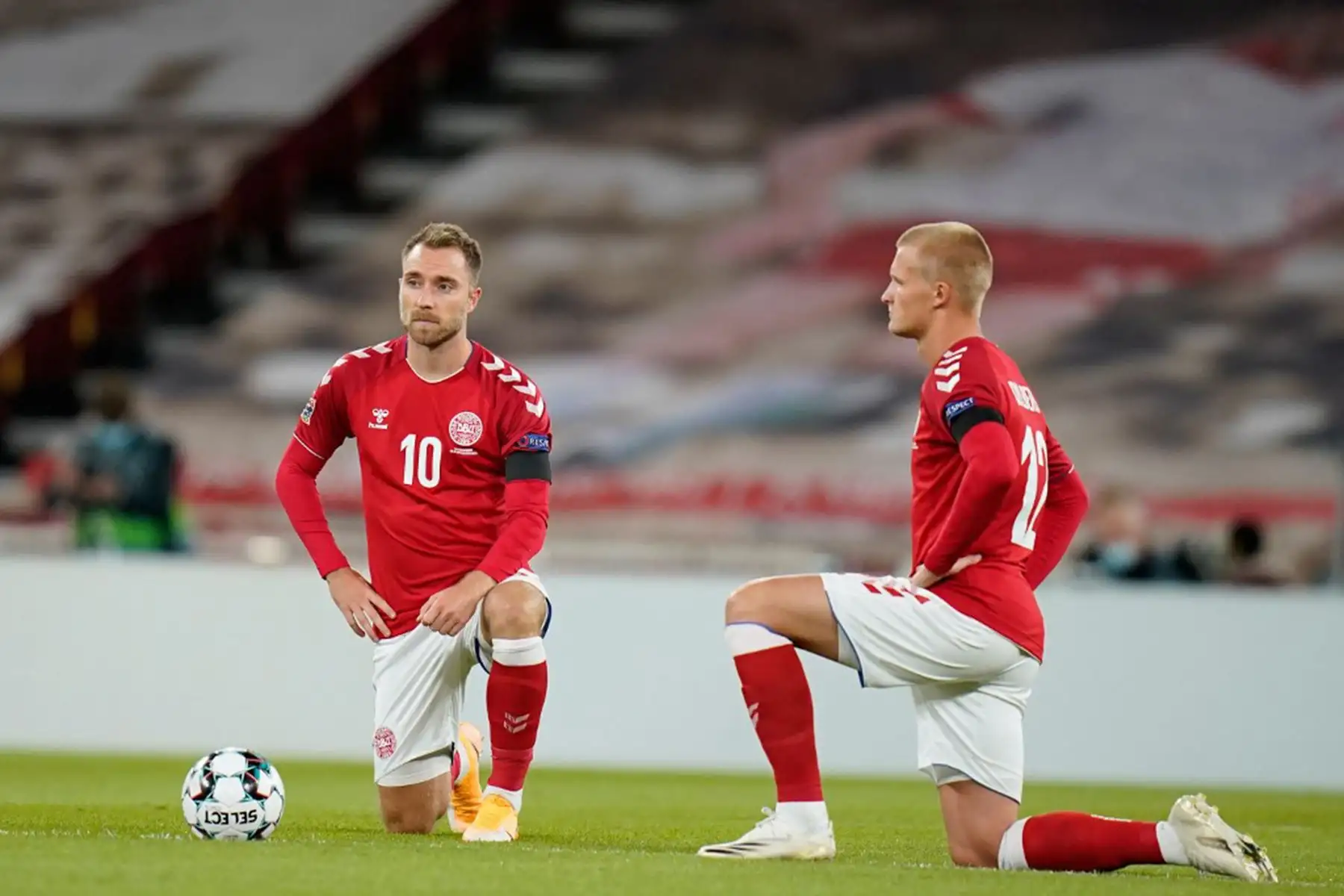 El mediocampista danés Christian Eriksen y el delantero danés Kasper Dolberg se arrodillan apoyando el movimiento Black Lives Matter antes del partido de fútbol de la UEFA Nations League entre Dinamarca y Bélgica el 5 de septiembre de 2020 en Copenhague. Foto: AFP
