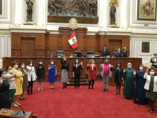 Parlamentarias de diversas bancadas participan en el primer pleno mujer del Congreso.