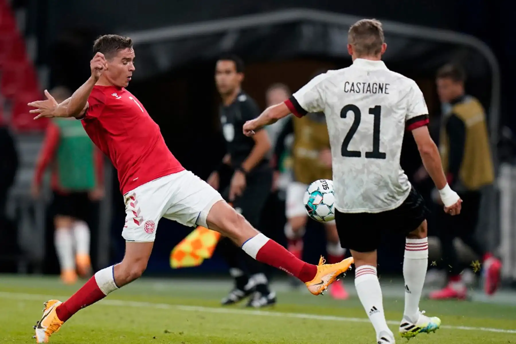 El mediocampista de Dinamarca Robert Skov y el defensor de Bélgica Timothy Castagne compiten por el balón durante el partido de fútbol de la Liga de Naciones de la UEFA entre Dinamarca y Bélgica el 5 de septiembre de 2020 en Copenhague. Foto: AFP