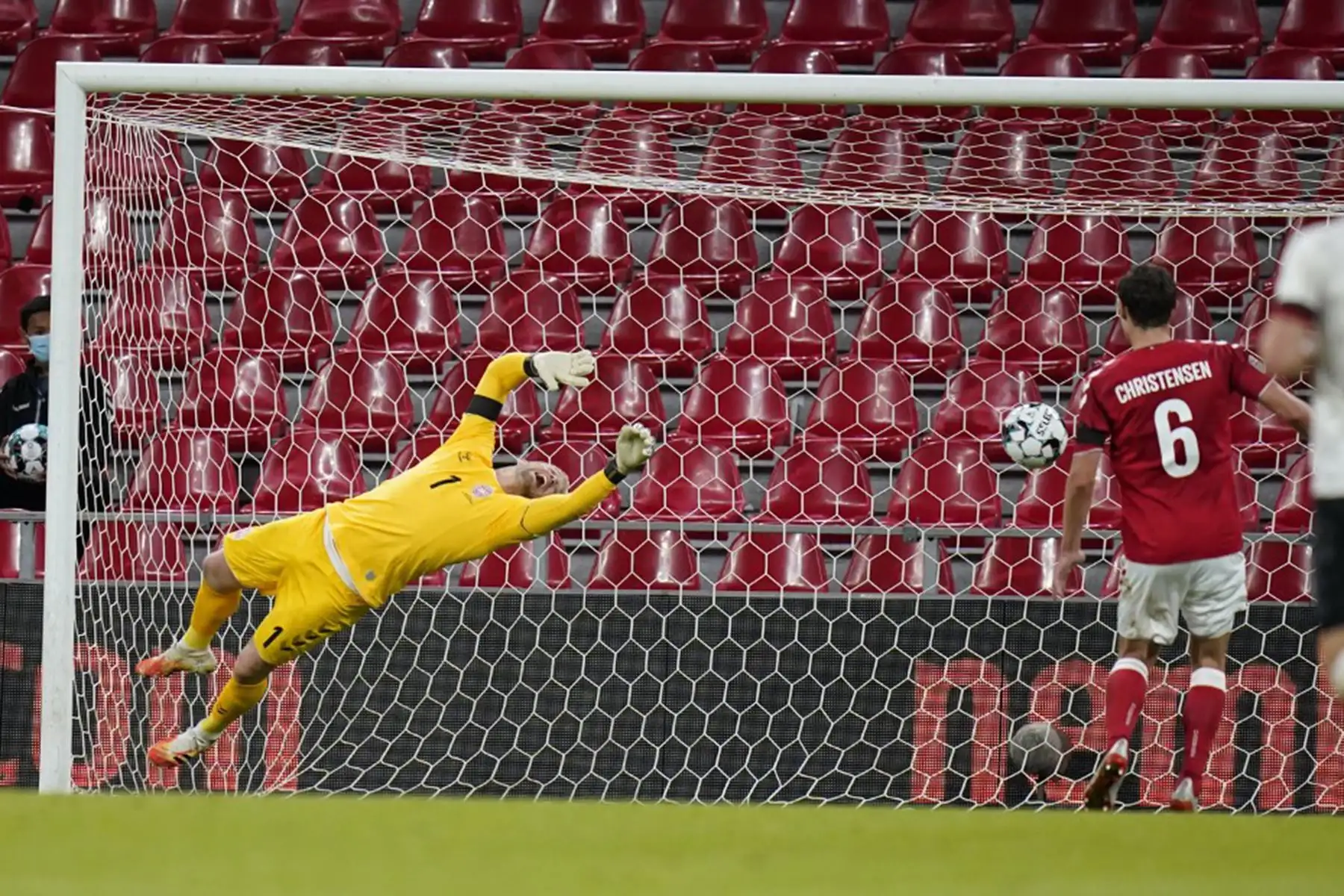 El portero de Dinamarca, Kasper Schmeichel, no logra detener el gol 0-2 durante el partido de fútbol de la Liga de Naciones de la UEFA entre Dinamarca y Bélgica el 5 de septiembre de 2020 en Copenhague. Foto: AFP