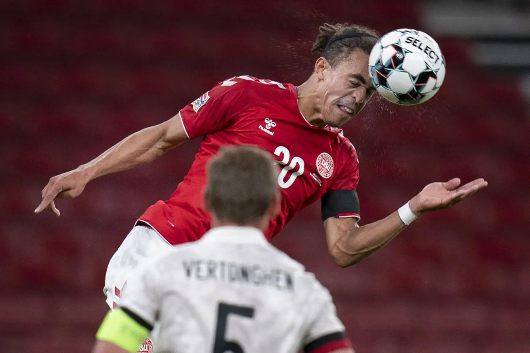 El delantero de Dinamarca, Yussuf Poulsen, cabecea el balón durante el partido de fútbol de la Liga de Naciones de la UEFA entre Dinamarca y Bélgica el 5 de septiembre de 2020 en Copenhague. Foto: AFP