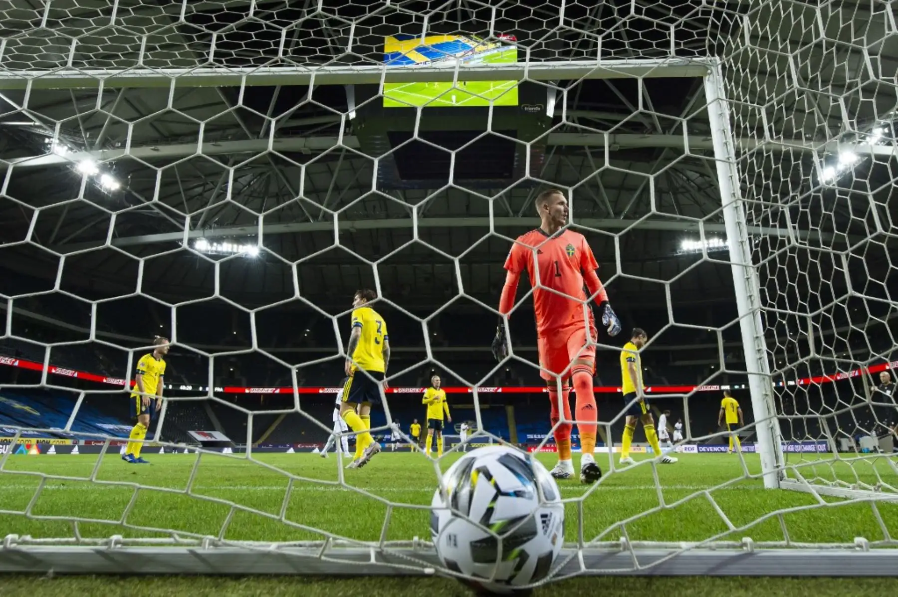 El portero sueco Robin Olsen reacciona tras un gol del delantero francés Kylian Mbappé durante el partido de fútbol de la UEFA Nations League entre Suecia y Francia el 5 de septiembre de 2020 en el Friends Arena de Solna, cerca de Estocolmo. Foto: AFP