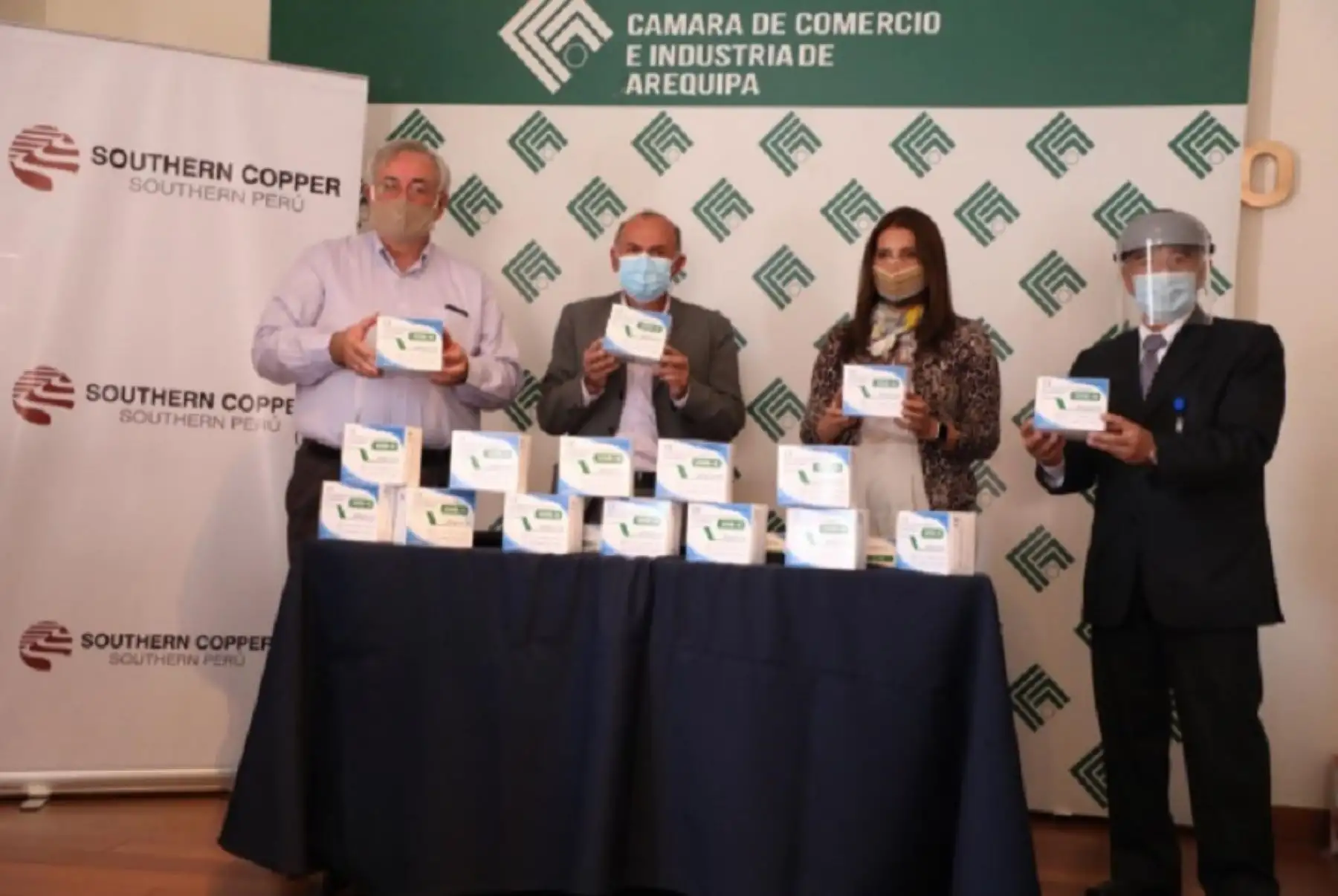 El Comando Operacional Covid-19 de Arequipa y la Gerencia Regional de Salud recibieron una donación de 25,000 pruebas rápidas de parte de la Cámara de Comercio e Industria de Arequipa (CCIA) y de la compañía Southern Peru, que contribuirán a mejorar el sistema de vigilancia sanitaria para enfrentar el virus. Foto: Rocío Méndez.