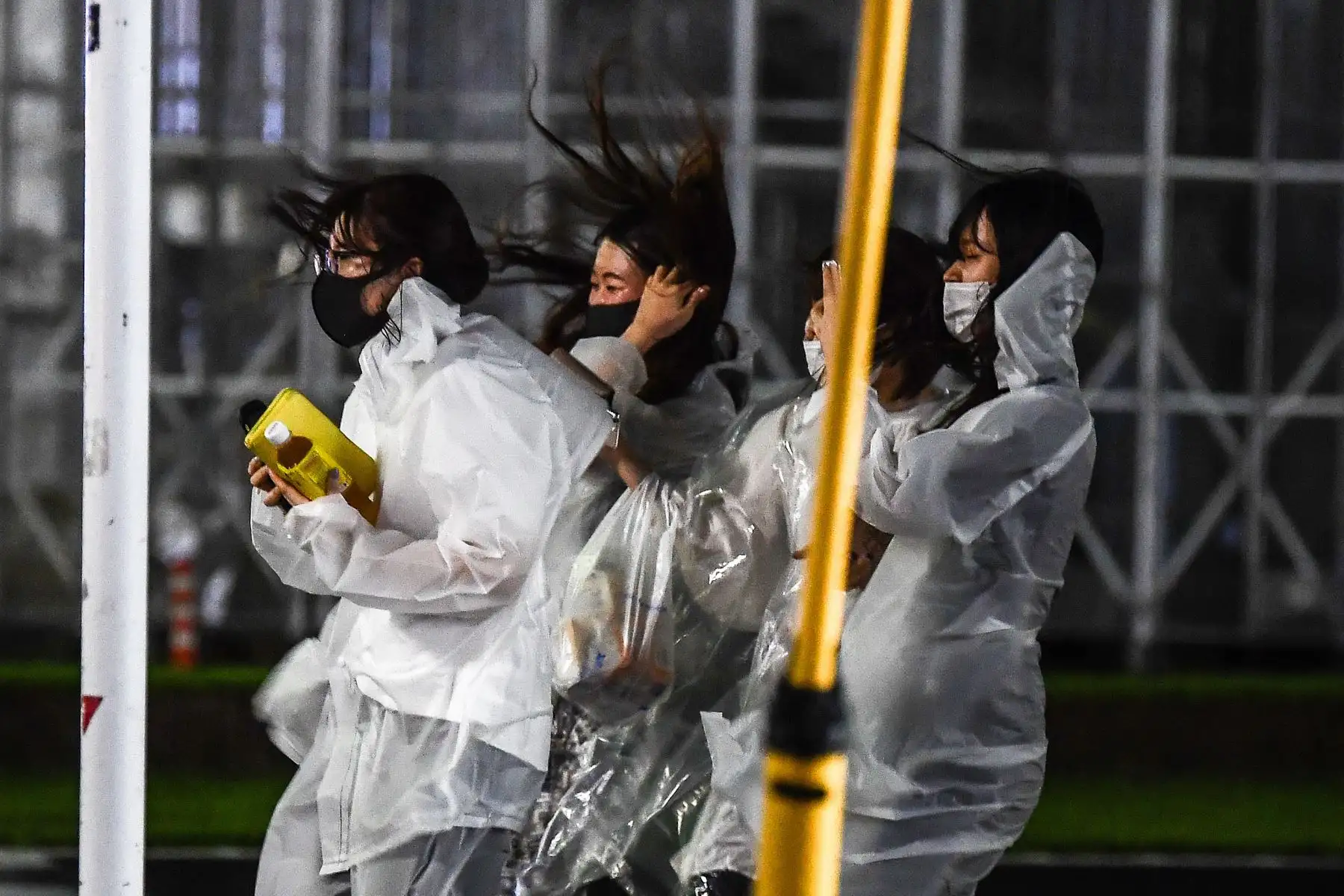 Un grupo de mujeres caminan bajo fuertes lluvias cuando el tifón Haishen golpea Kagoshima, prefectura de Kagoshima, el 6 de septiembre de 2020. Foto: AFP