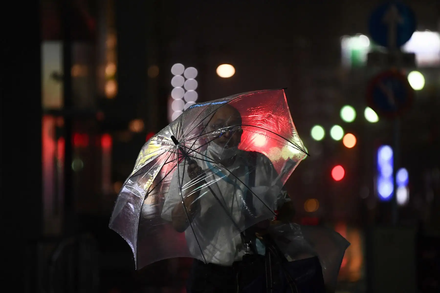 Un hombre camina contra el viento fuerte cuando el tifón Haishen se acerca en Kagoshima, prefectura de Kagoshima, el 6 de septiembre de 2020. Foto: AFP