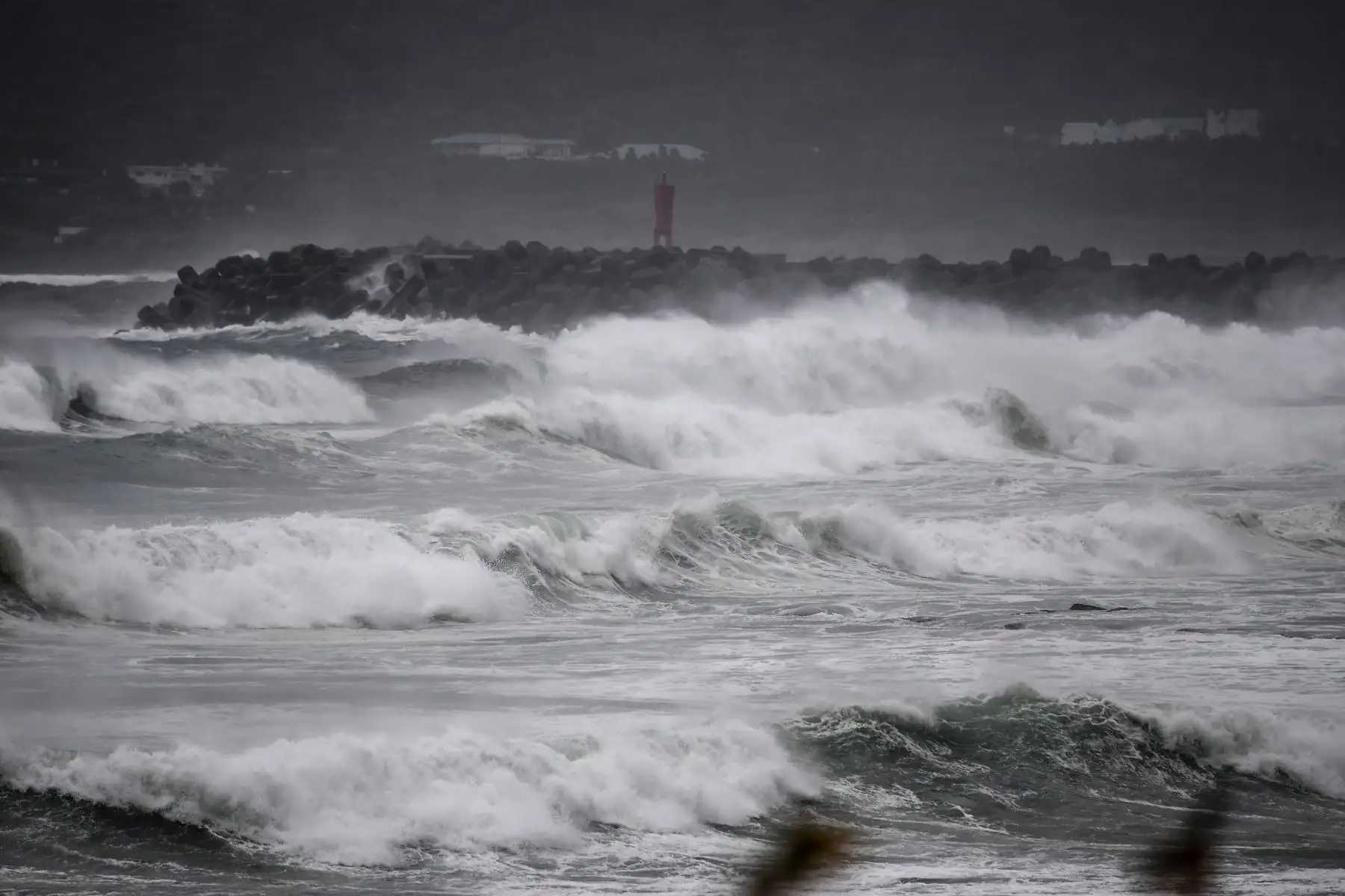 Las olas rompen en la costa cuando el tifón Haishen se acerca en Makurazaki, prefectura de Kagoshima, el 6 de septiembre de 2020. Foto: AFP