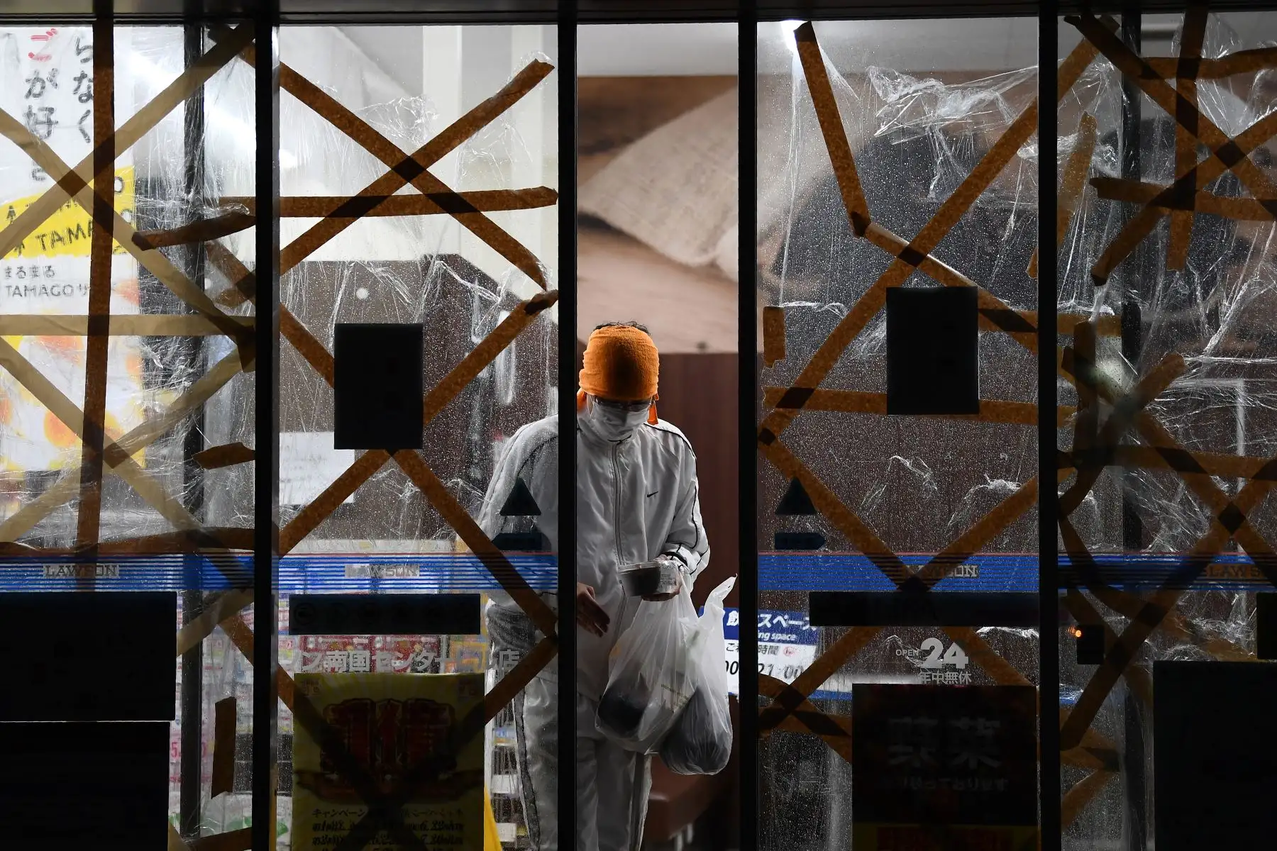 Una persona abandona una tienda de conveniencia con barricadas cuando el tifón Haishen se acerca en Kagoshima, prefectura de Kagoshima, el 6 de septiembre de 2020. Foto: AFP