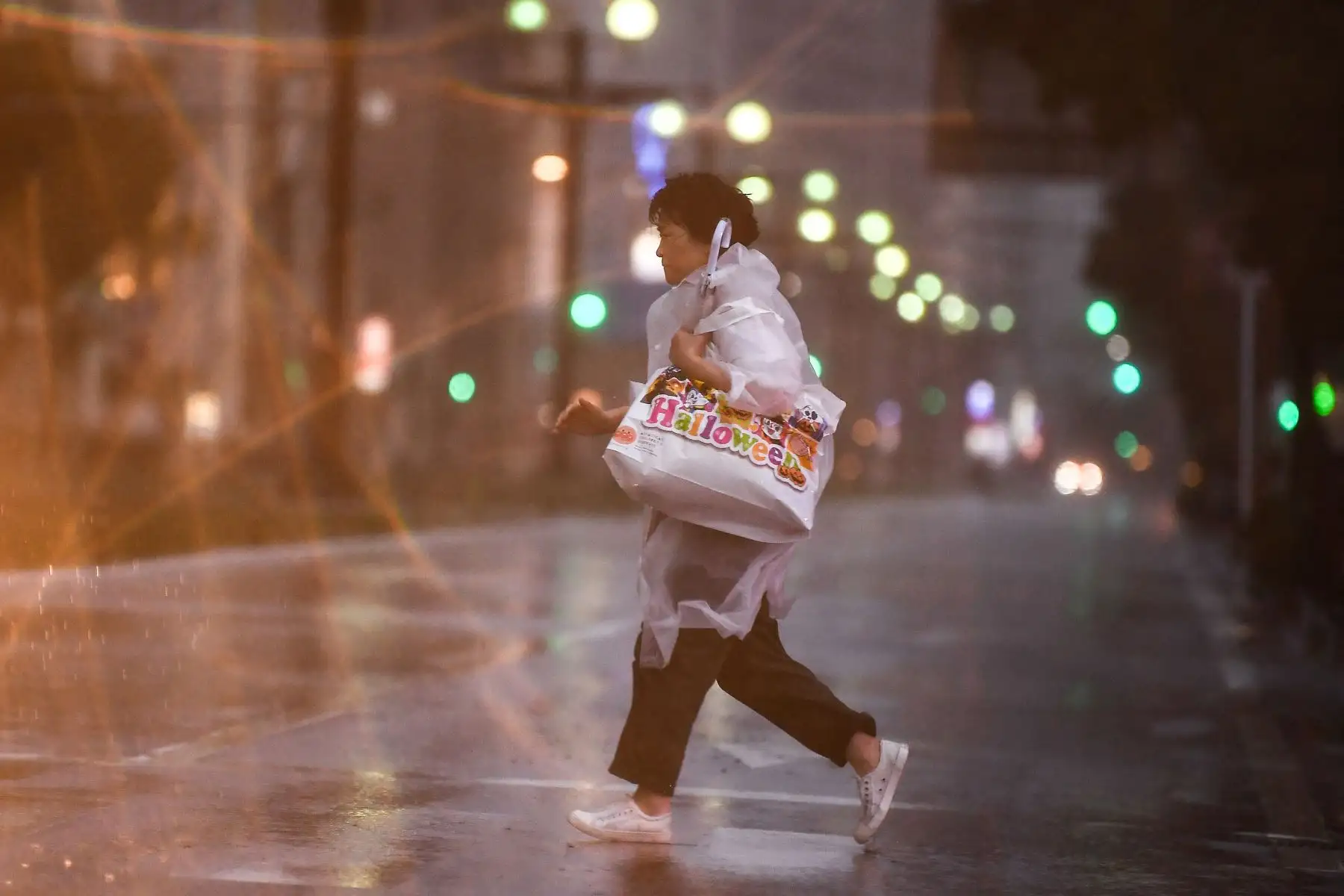 Una mujer acelera el paso durante una intensa lluvia cuando el tifón Haishen se acerca en Kagoshima, prefectura de Kagoshima, el 6 de septiembre de 2020. Foto: AFP