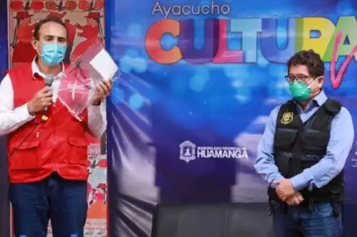 El ministro de Transportes y Comunicaciones (MTC), Carlos Estremadoyro entregó hoy al alcalde provincial de Huamanga, Yuri Gutiérrez, 1,000 protectores faciales para los usuarios del transporte público urbano de esa ciudad, con el fin de ayudar a evitar que se contagien con el covid-19. Foto: MTC