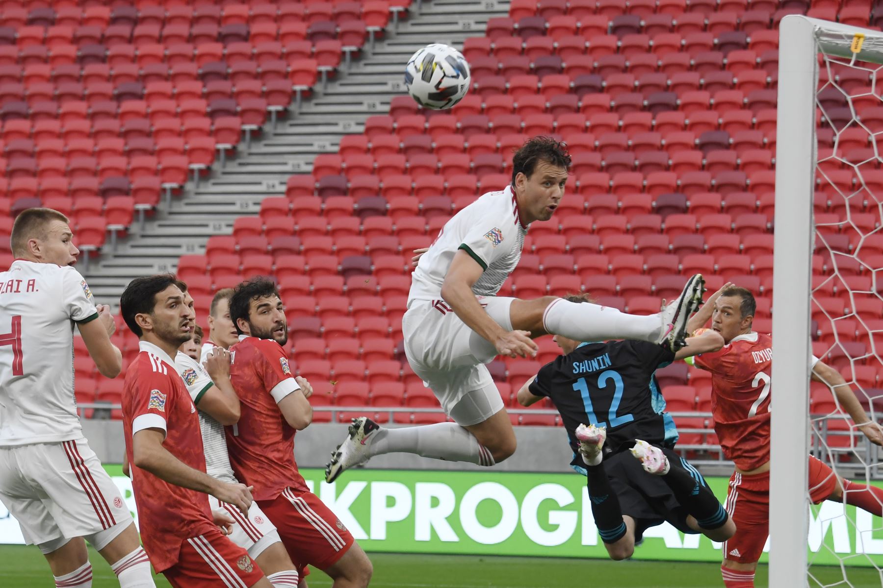 El delantero de Hungría Adam Szalai salta por el balón, entre los defensores rusos, durante el partido de fútbol de la Liga de Naciones de la UEFA. Foto: AFP