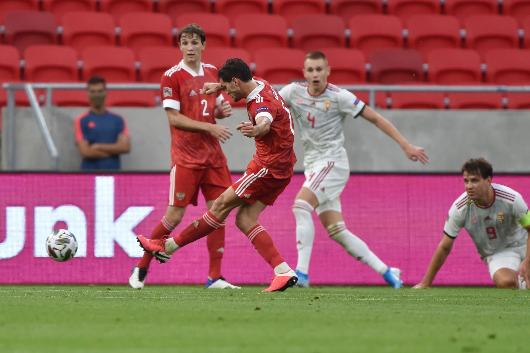 El defensor de Rusia, Magomed Ozdoev, dispara para anotar durante el partido de fútbol por la liga de Naciones de la UEFA. Foto: AFP