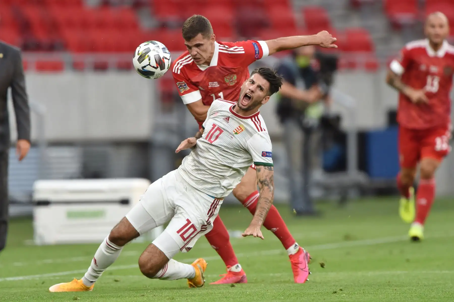 El mediocampista húngaro Dominik Szoboszlai recibe una falta del mediocampista ruso Roman Zobnin durante el partido de fútbol de la Liga de Naciones de la UEFA. Foto: AFP
