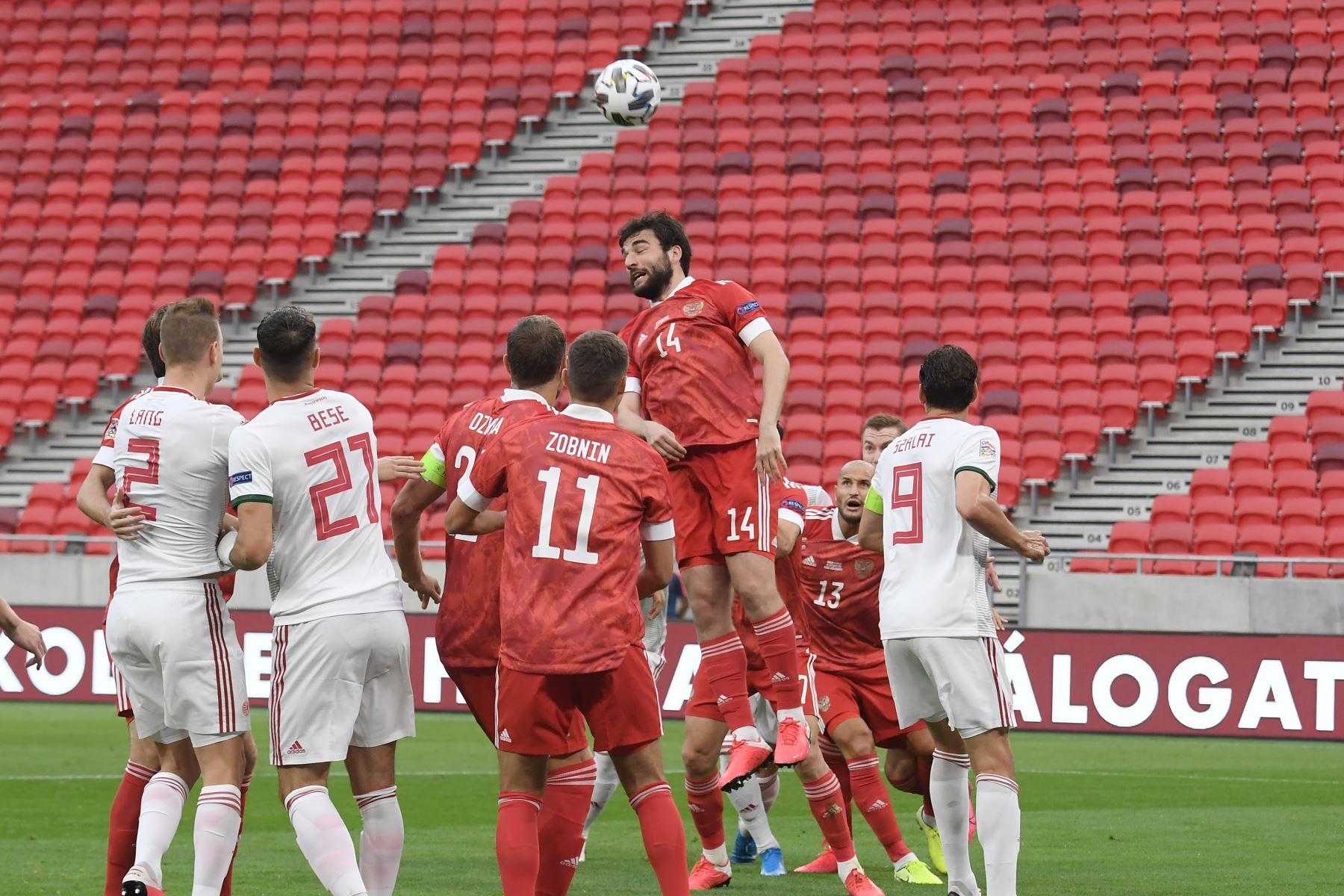 El defensor ruso de Rusia Georgiy Dzhikiya dirige el balón durante el partido de fútbol de la Liga de Naciones de la UEFA. Foto: AFP