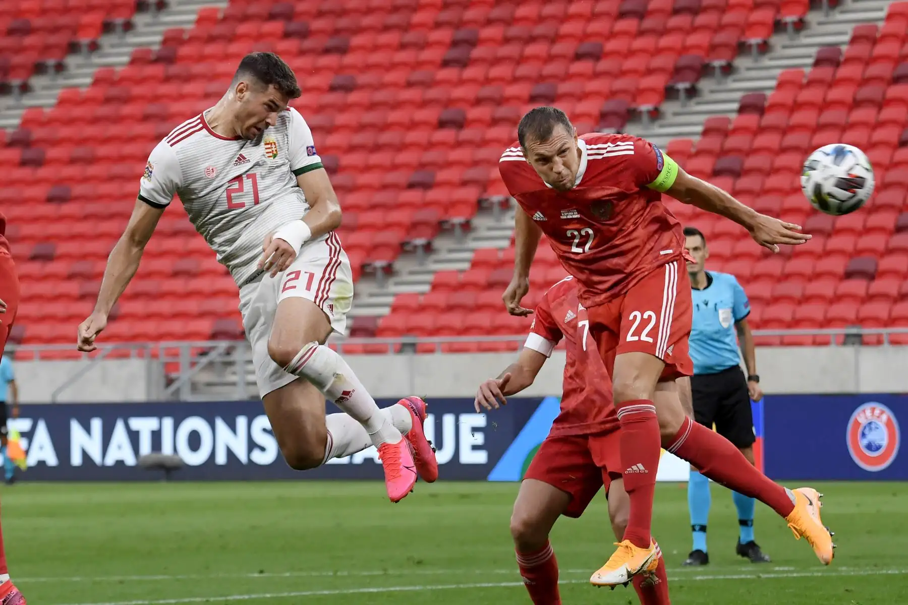 El defensor de Hungría Barnabas Bese y el delantero de Rusia Artem Dzyuba compiten por el balón durante el partido de fútbol de la UEFA Nations League. Foto: AFP
